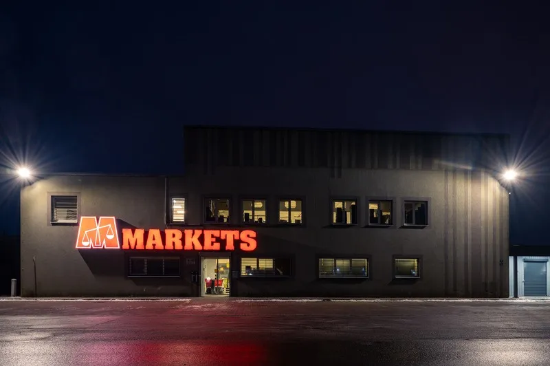 MARKETS noliktava Cēsīs vakarā