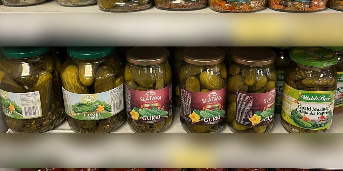 SLĀTAVA gurķi veikala plauktā
